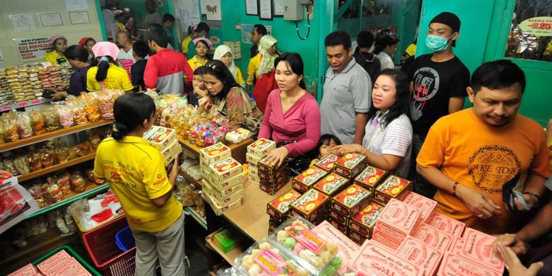 Pembeli mengantre bakpia di industri Bakpia Pathok 25 di Jalan KS Tubun, Yogyakarta, Kamis (24/9/2009). Melonjaknya permintaan makanan oleh-oleh khas Yogyakarta itu membuat industri tersebut harus menambah 45 pekerja yang didatangkan dari Gombong dan Magelang, Jawa Tengah, selama masa libur Lebaran.