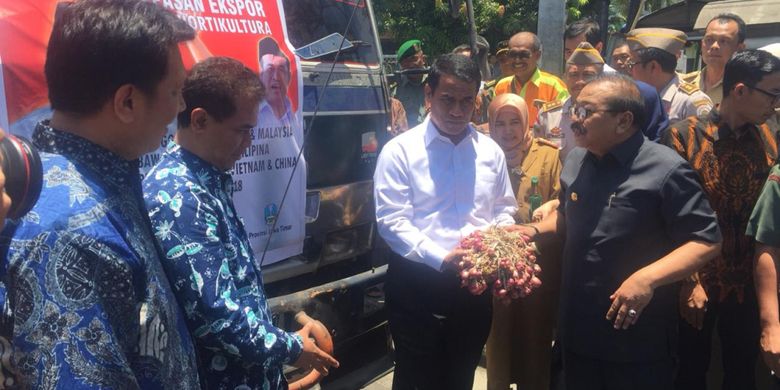 Mentan Amran Sulaiman bersama Gubernur Jawa Timur Soekarwo melepas ekspor komoditas hortikultura di Kantor Dinas Pertanian Provinsi Jawa Timur, Surabaya, Senin (8/10/2018). 