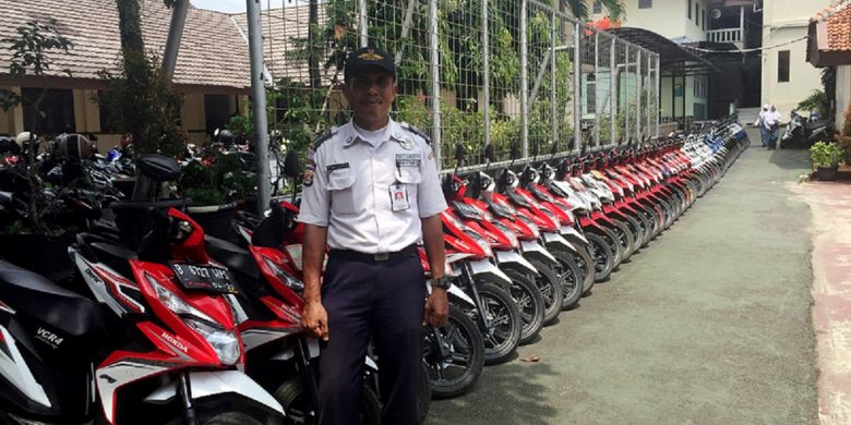 Slamet Gunaedi (47), satpam SMAN 4 Tangerang Selatan yang viral karena kebiasaannya menyusun motor sesuai warna dan merek.