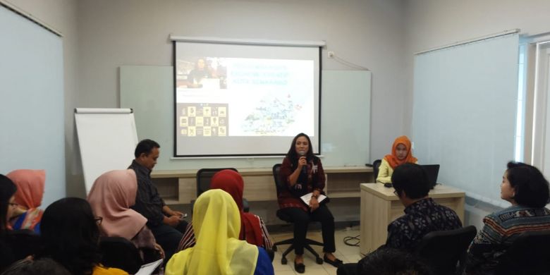 Ketua Dewan Kerajinan Nasional (Dekranasda) Kota Semarang Tia Hendrar Prihadi (memegang microphone) menjadi narasumber dalam diskusi tentang pengembangan ekonomi kreatif di Kota Semarang. 