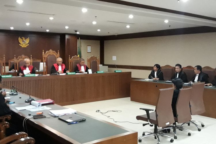 Hakim Merry Purba duduk di kursi terdakwa di Pengadilan Tipikor Jakarta, Kamis (24/1/2019).