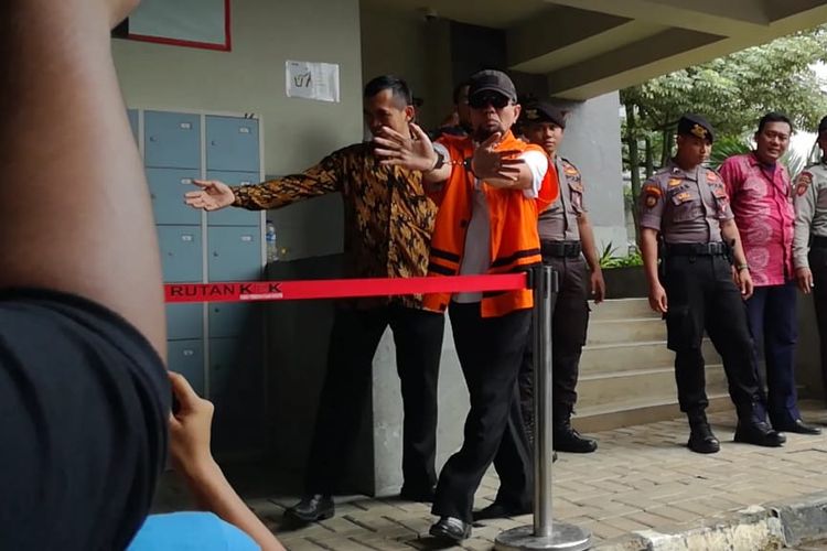 Salah satu tahanan KPK menunjukkan borgolnya saat akan mencoblos di Rutan KPK, Jakarta, Rabu (17/4/2019)