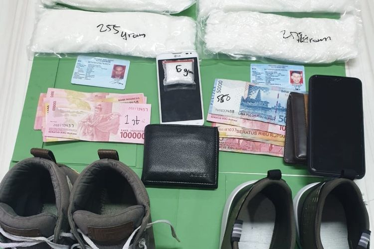Paket sabu dan barang bukti lainnya yang diamankan petugas gabungan dari Polisi, TNI dan Pihak bandara SSK II Pekanbaru