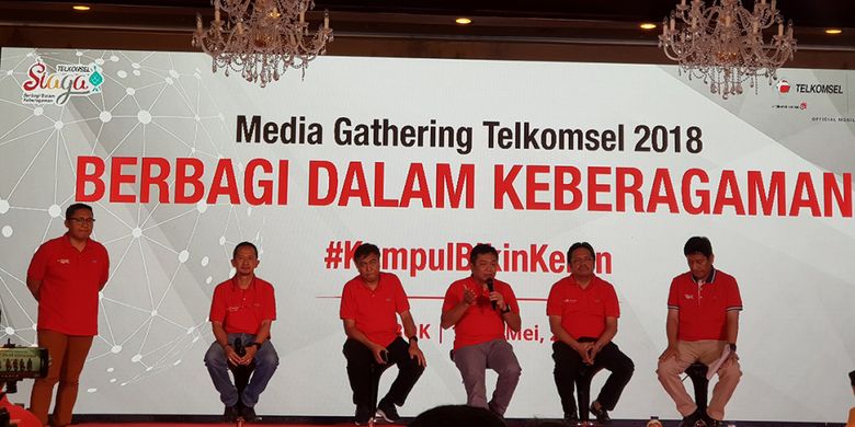 Direktur Utama Telkomsel Ririek Adriansyah (ketiga dari kanan) berbicara dalam acara media gathering di Lombok, Jumat (11/5/2018). 