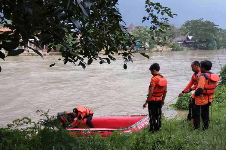 Pencarian Al Fikry, anak balita tiga tahun yang diduga tenggelam di Irigasi KW 6, Kelurahan Karangpawitan, Kecamatan Karawang Barat, Kabupaten Karawang, terus dilakukan.