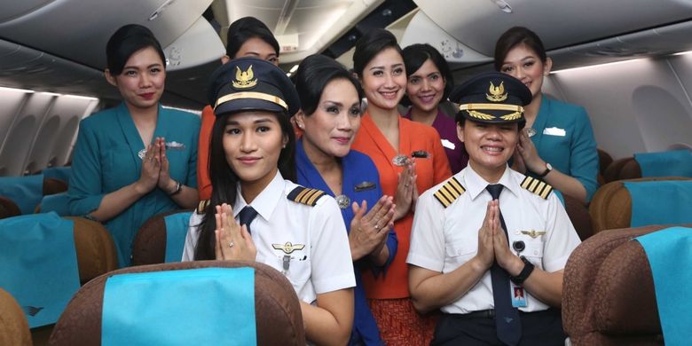 Para awak kabin Garuda Indonesia berpose usai melakukan penerbangan bertajuk Kartini Flight di Bandara Soekarno-Hatta, Jumat (21/4/2017). Garuda Indonesia menggelar Kartini Flight dalam rangka menyambut Hari Kartini. Seluruh petugas penerbangan dari pilot, pramugari hingga teknisi adalah perempuan.