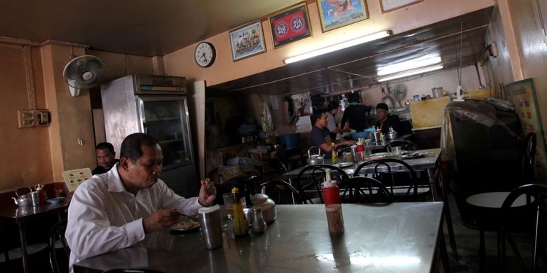 Warga menyatap roti di warung halal di Phuket, Thailand, Kamis (3/8/2017). Pemerintah Thailand tengah mengembangkan Phuket sebagai salah satu kawasan wisata ramah wisatawan muslim dengan mudah ditemuinya restoran dan hotel halal serta masjid.