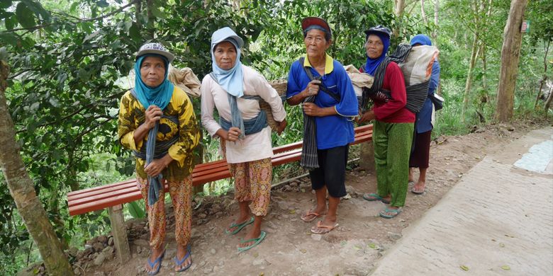 Ibu-ibu yang bekerja mengangkut pasir dan batu untuk pembangunan di Wisata Alam Bukit Kalibiru, Desa Hargowilis, Kecamatan Kokap, Kulon Progo, Daerah Istimewa Yogyakarta, Jumat (3/11/2017).