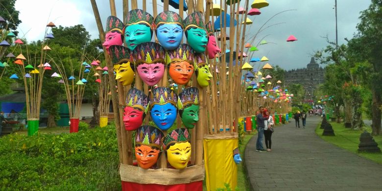 Topeng warna-warni menghiasi Taman Wisata Candi Borobudur pada masa libur lebaran 1439H/2018 ini. 
