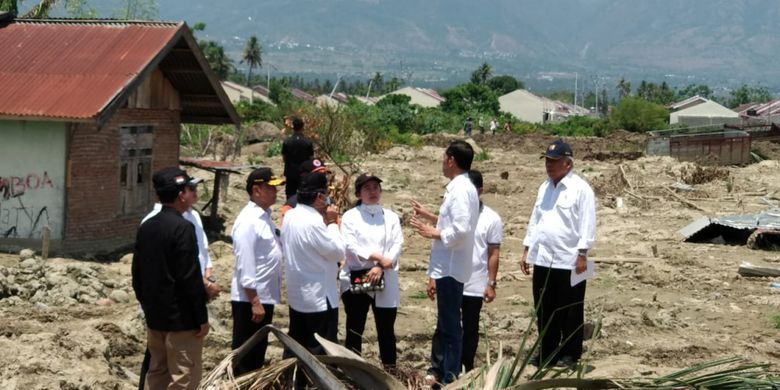 Menko PMK Puan Maharani bersama, Mensos Agus Gumiwang, Menristek Dikti M Nasir dan Menteri PUPR Basuki Hadimuljono mendampingi Presiden Joko Widodo mengunjungi salah satu wilayah terdampak gempaj dan tsunami di Kelurahan Petobo, Kecamatan Palu Selatan, Rabu (3/10/2018).