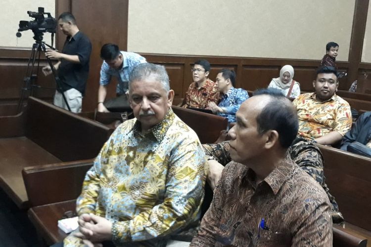 Direktur Utama PT PLN Persero Sofyan Basir (kiri) di Pengadilan Tipikor Jakarta, Selasa (11/12/2018).