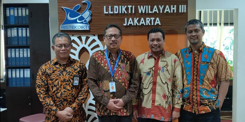 KiKa: Imam Yuwono (Kabag Akademik dan Kemahasiswaan), Prof. Ocky Karna Radjasa (Direktur Riset dan Pengabdian Masyarakat), M. Samsuri (Sekretaris Lembaga) dan Adhi Indra Hermanu (Kasubdit Riset Dasar) dalam acara yang diadakan LLDikti III Jakarta (28/5/2019).