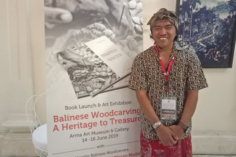 Perwakilan seniman ukir kayu Bali, I Nyoman Gede Budi Darmawan, pada peluncuran buku Balinese Woodcarving - A Heritage to Treasure di ARMA Gallery dan Museum, Ubud, Jumat (14/6/2019). 