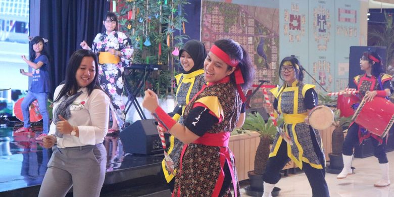 Penampilan dari U-Maku Eisa Shinka Indonesia bersama dengan pengunjung Summer Festival di Maxxbox Meikarta, Minggu (22/7/2018).
 
 
