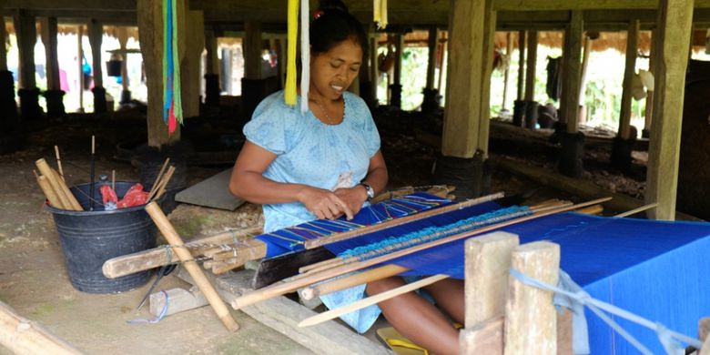 Seorang ibu menenun kain songket khas Waerebo di bawah rumah panggungnya, di Desa Adat, Waerebo. Manggarai Barat, NTT, Selasa (13/11/2018).