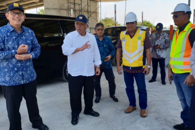 Menteri Pekerjaan Umum dan Perumahan Rakyat (PUPR) Basuki Hadimuljono saat meninjau perkembangan pembangunan ruas tol Malang-Pandaan, Jumat (1/6/2018).