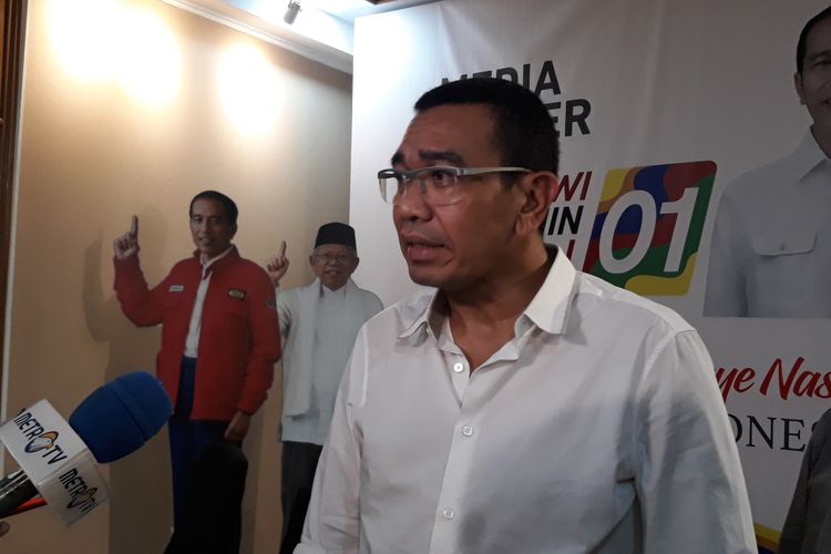 Juru Bicara TKN Joko Widodo-Maruf Amin, Arya Sinulingga di Posko Pemenangan Jokowi-Maruf, di Menteng, Jakarta, Selasa (27/11/2018).