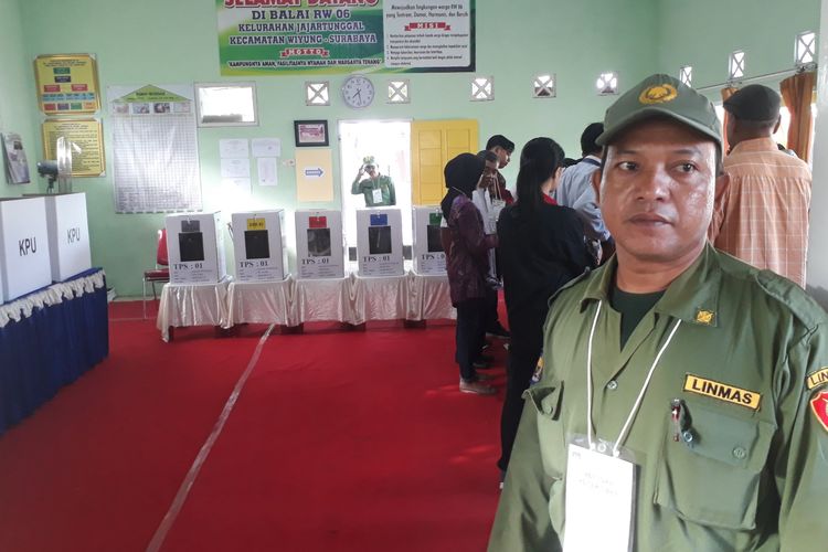 Petugas Linmas berjaga di TPS 001, Kelurahan Jajar Tunggal, Kecamatan Wiyung, Surabaya, saat pelaksanaan pemungutan suara, Rabu (17/4/2019).