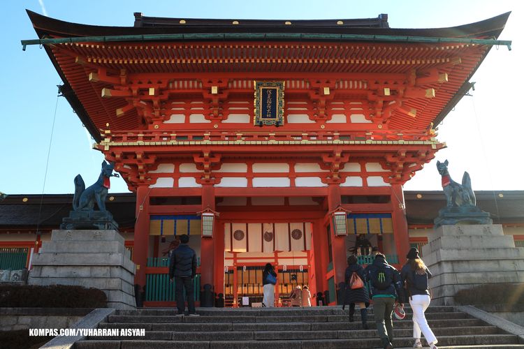 Salah satu tempat wisata di Jepang yang wajib dikunjungi yaitu Fushimi inari taisha di Kyoto. (KOMPAS.COM/YUHARRANI AISYAH)