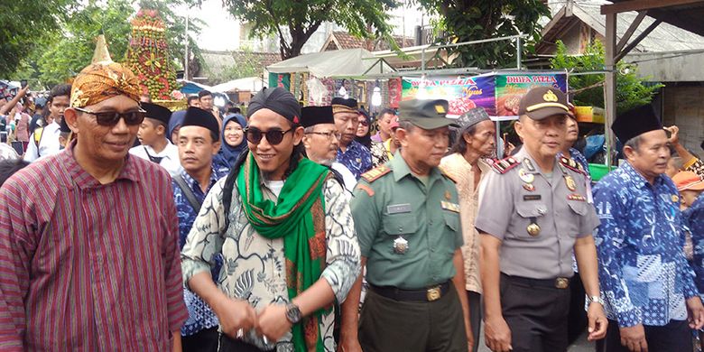 Keturunan KH Syafii saat mengikuti arak-arakan bersama jajaran Muspika dan petinggi Desa Pongangan, Kecamatan Manyar, Gresik, Jawa Timur, Selasa (16/1/2018).