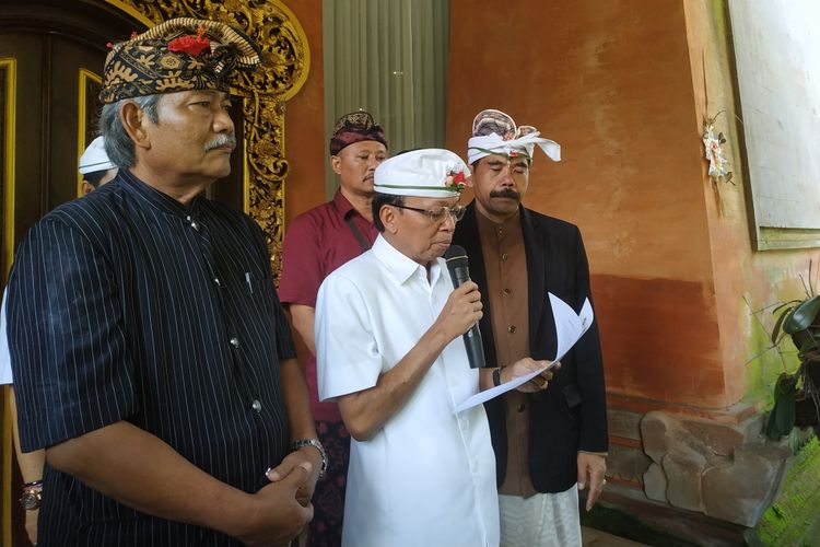 Gubernur Bali I Wayan Koster (baju putih) memberikan keterangan pers di Denpasar pada Kamis (4/4/2019)