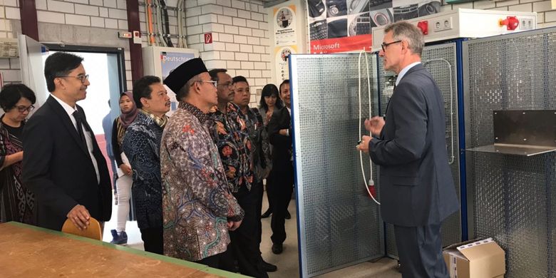 Mendikbud Muhadjir Effendy bertemu langsung dengan Direktur lembaga pelatihan untuk para instruktur SMK, Wolfgang Siegel, Senin (2/9/2018) di Graß Gerau, Jerman.