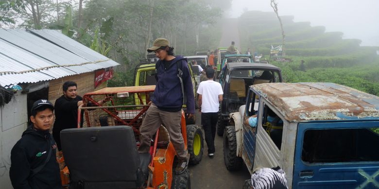 Menelusuri Desa Wisata Nglinggo menggunakan mobil Sport Utility Vehicle di Jalur Bedah Menoreh, Kabupaten Kulon Progo, Yogyakarta, Sabtu (4/11/2017).