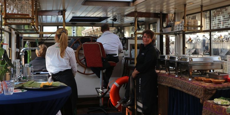 Bagian kabin di kapal pesiar kecil di kota Amsterdam, Belanda.