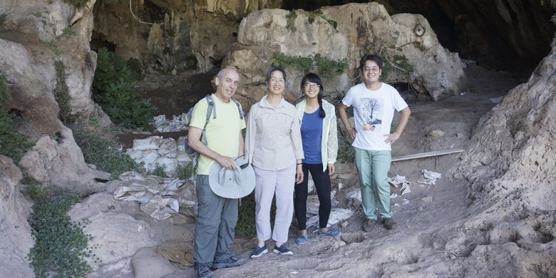 Dari kiri ke kanan, Dani Nadel, Li Liu, Jiajing Wang, dan Hao Zhao sedang berdiri di pintu masuk Gua Raqefet, di mana mereka menemukan bukti bir tertua di dunia.