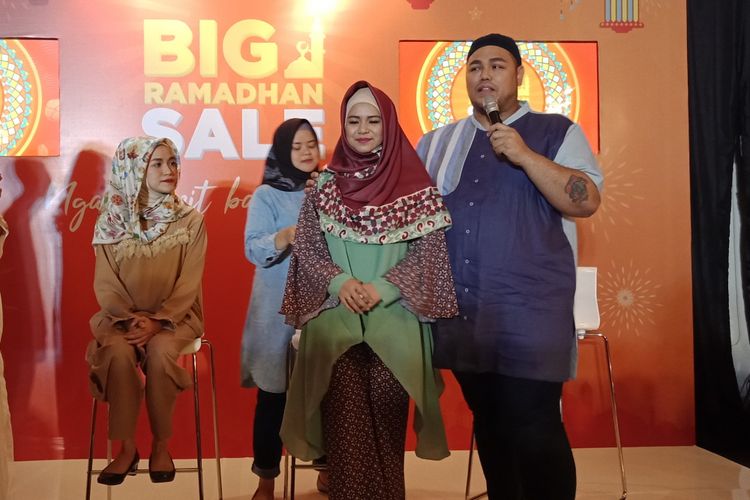 Desainer Ivan Gunawan menunjukkan model pertama pemakaian hijab segiempat, di Jakarta, Kamis (24/5/2018).