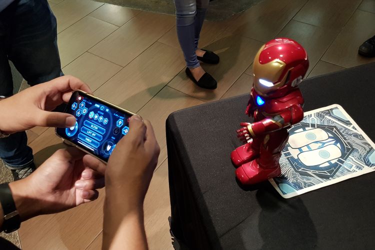 Gamers tengah memainkan robot Iron Man MK50