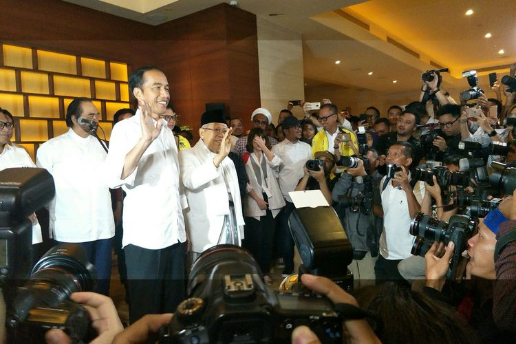 Pasangan Joko Widodo - Maruf Amin memberikan keterangan persn usai memantau hasil hitung cepat di Djakarta Theater, Sarinah, Jakarta