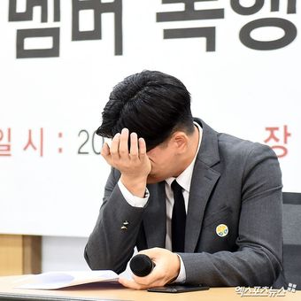 Leader The East Light Lee Seok Cheol menangis saat memberi keterangan pers tentang kekerasan yang dialaminya dan semua member dari salah seorang produser agensinya, Jumat (19/10/2018).