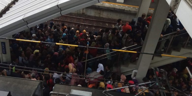 Tampak penumpang KRL menumpuk di Stasiun Cakung, Jakarta Timur, Selasa (2/4/2019).