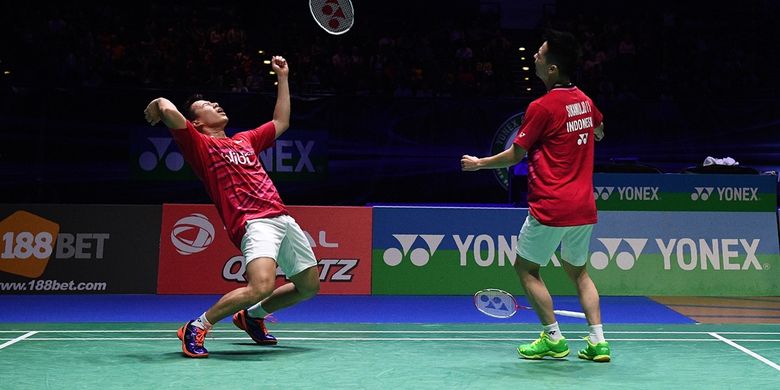 Pasangan ganda putra Indonesia, Marcus Fernaldi Gideon (kiri)/Kevin Sanjaya Sukamuljo, merayakan kemenangan atas wakil China, Li Junhui/Liu Yuchen, pada laga final All England di Barclaycard Arena, Birmingham, Minggu (12/3/2017).