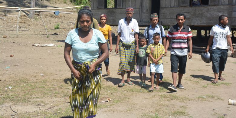 Prosesi Ritual Kebhu dimulai dari Zao Merjhe atau Mbaru gendang Suku Lowa di Kampung Muting, Desa Bamo, Kecamatan Kota Komba, Kab. Manggarai Timur, Flores, NTT, Minggu (28/10/2018).