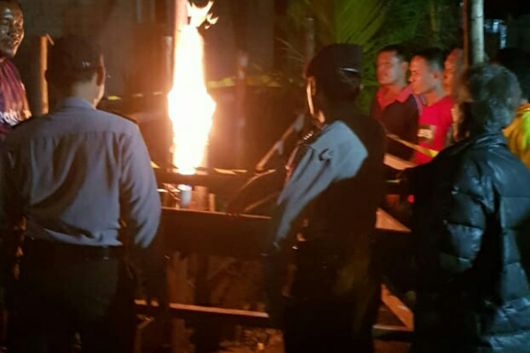 Petugas kepolisian dan TNI mengamankan lokasi semburan gas yang ditemukan di Desa Pulau Burung, Kecamatan Pulau Burung, Kabupaten Inhil, Riau, Rabu (19/12/2018).