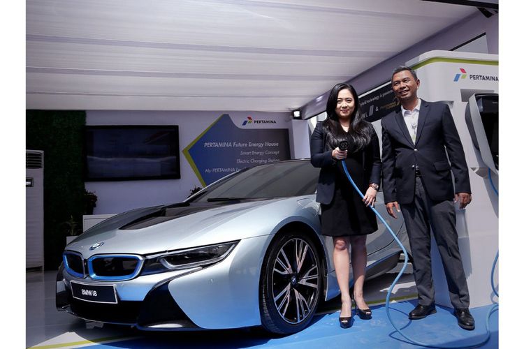 Kerjasama antara BMW Indonesia dan Pertamina untuk menyediakan pengisian baterai mobil listrik yang merupakan mobil masa depan. 