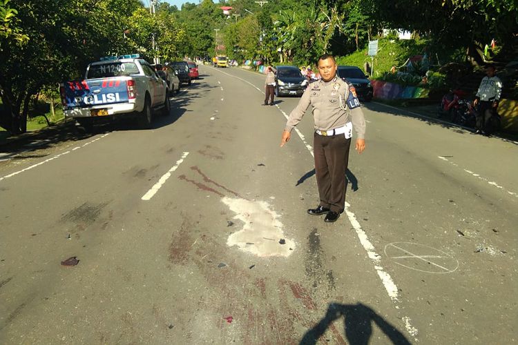 Personel polisi lalu lintas Polres Pulau Ambon melakukan olah tempat kejadian perkara di lokasi terjadinya kecelakaan maut di Desa Hatiwe Besar, Kecamatan Teluk Ambon, Sabtu (16/3/2019)