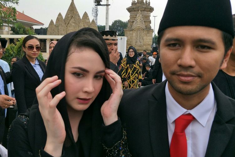 Artis peran Arumi Bachsin dan suaminya Emil Dardak saat ditemui usai prosesi pemakaman Ani Yudhoyono di Taman Makam Pahlawan Kalibata, Pancoran, Jakarta Selatan, Minggu (2/6/2019).