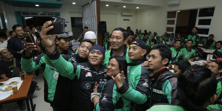 Wali Kota Semarang Hendrar Prihadi mengikuti acara sahur bersama ratusan pengemudi ojek online di salah satu rumah makan di Jl. Achmad Yani, Semarang, Senin (20/5/2019).