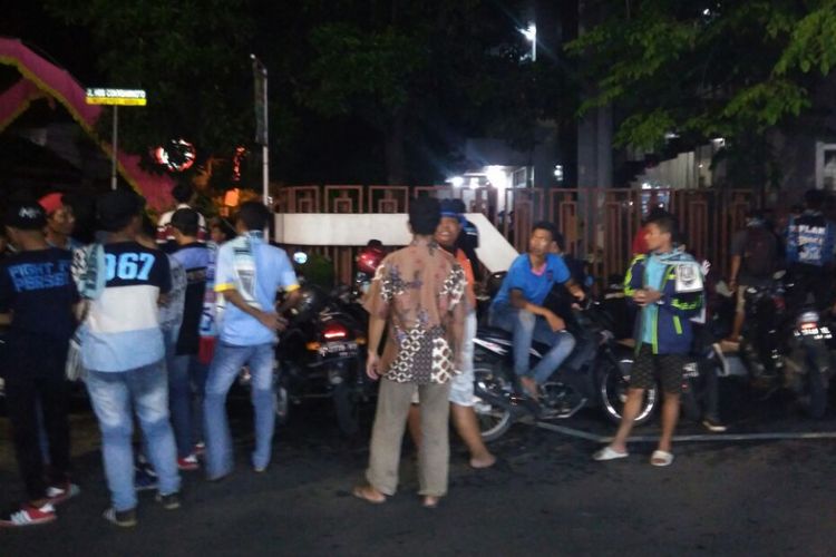 Suasana di sekitar rumah duka Choirul Huda di Jl. Basuki Rahmat, Lamongan, Minggu (15/10/2017).