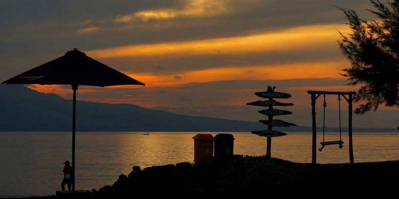 Sunrise di Pantai Cacalan Banyuwangi, Jawa Timur.
