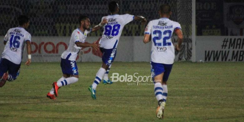 Pemain Persib Bandung melakukan selebrasi setelah mencetak gol ke gawang PS Tira pada pertandingan Liga 1, Senin (30/7/2018).