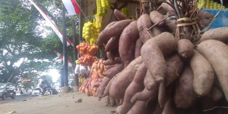 Pedagang mengatur buah-buahan di di Jalan Raya Karanglo, Kecamatan Singosari, Kota Malang, Jawa Timur, Kamis (30/8/2018).