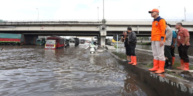 Gubernur Jawa Tengah Ganjar Pranowo meninjau langsung lokasi banjir di sejumlah titik di Kota Semarang, Selasa (5/12/2018).