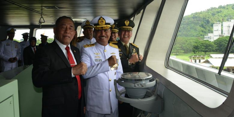 Menteri Pertahanan Ryamizrad Ryacudu berfoto bersama Kepala Staf Angkatan Laut (KSAL) Laksamana TNI Siwi Sukma Adji saat serah terima KRI Teluk Lada-521, di Dermaga PT Daya Radar Utama (DRU), Panjang, Bandar Lampung, Senin (25/2/2019).