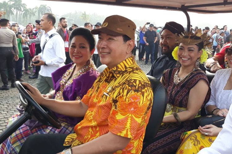 Kakak beradik, Tommy dan Titiek Seorharto, mengikuti pawai kampanye damai di Lapangan Monas, Jakarta Pusat, Minggu (23/9/2018).