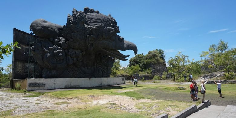 Patung kepala garuda di kawasan GWK Bali