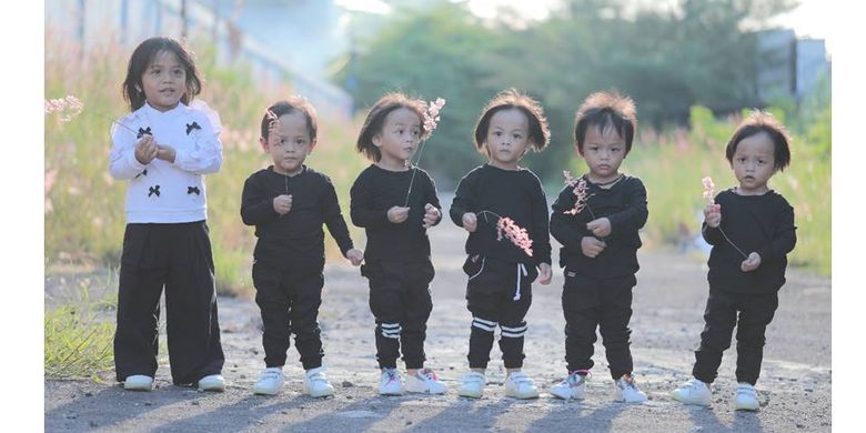 Foto kebersamaan enam anak Lely Solihati dan Habibie Ahmad Akbar.